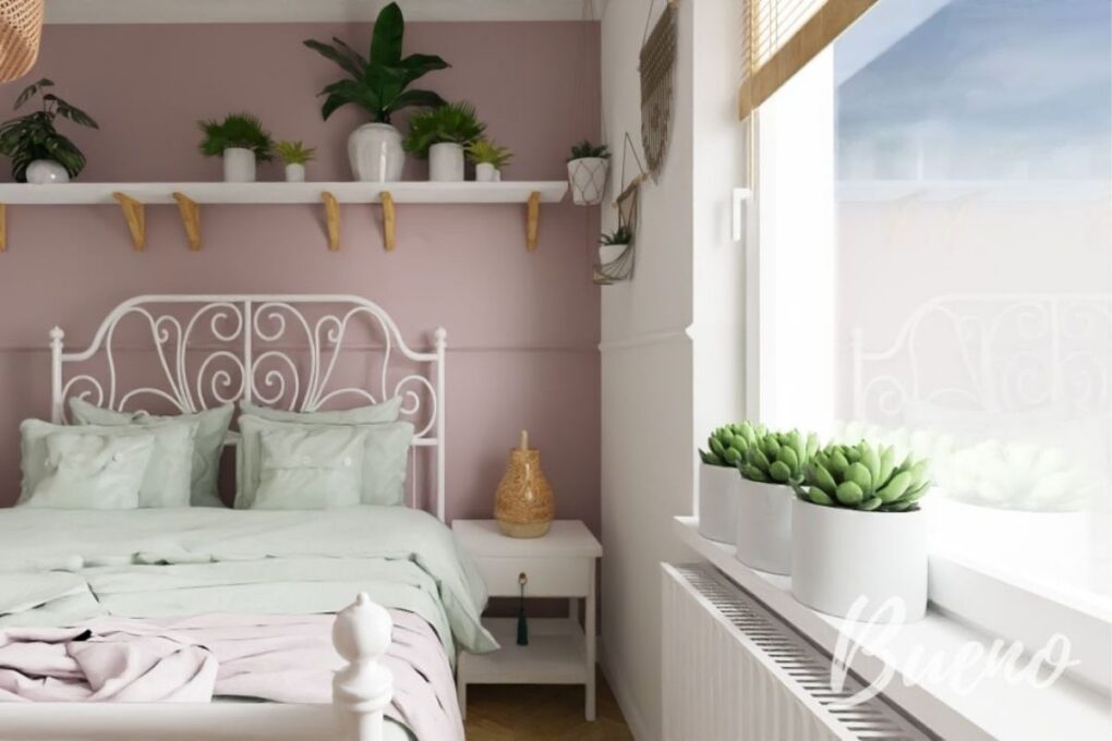sypialnia w stylu boho z różową ścianą